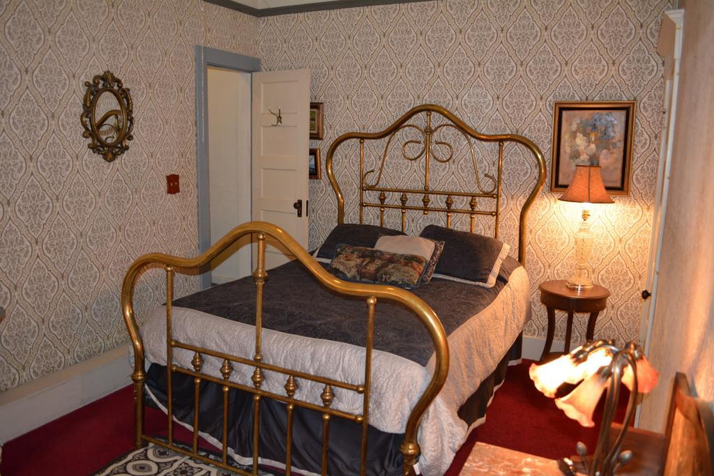 Bisbee Grand Hotel Room photo